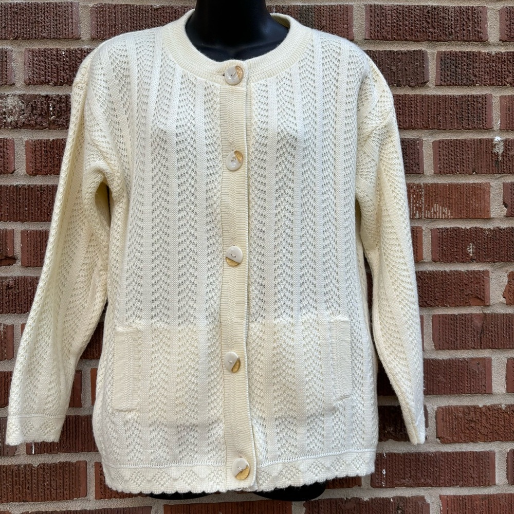 Vintage Knit button down two front pockets big buttons scalloped hem cardigan